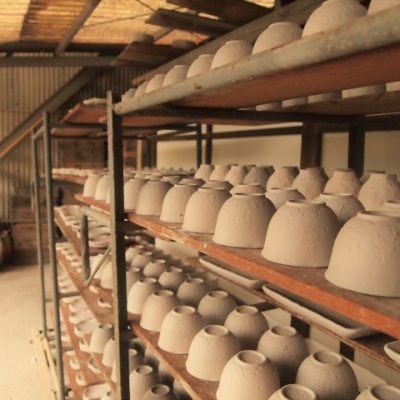 陶器を乾燥する棚