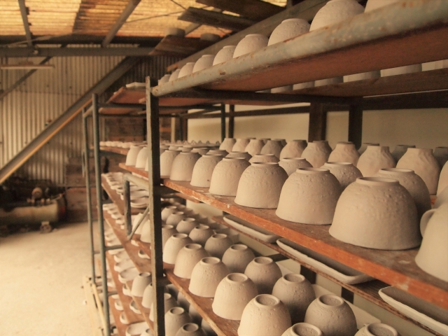 陶器を乾燥する棚