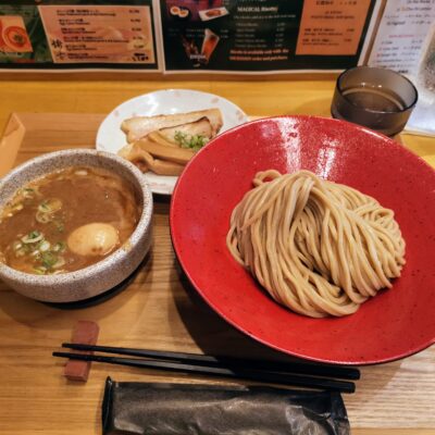 魔法つけ麺諭吉本舗のメニュー、特製魔法つけ麺の画像です。底から沸き立つつけ汁が、濃厚さを引き立たせています。