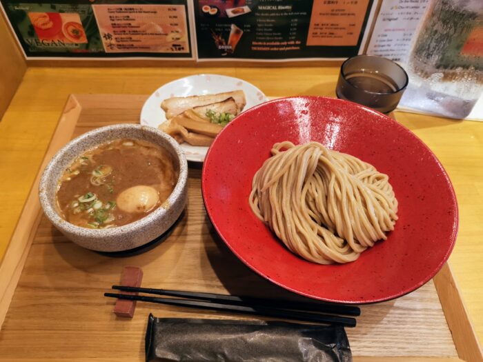 魔法つけ麺諭吉本舗のメニュー、特製魔法つけ麺の画像です。底から沸き立つつけ汁が、濃厚さを引き立たせています。